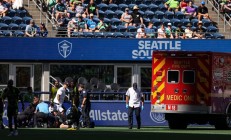 爱游戏体育下载:Sounders GK Stefan Frei在救护车上与机组人员对抗